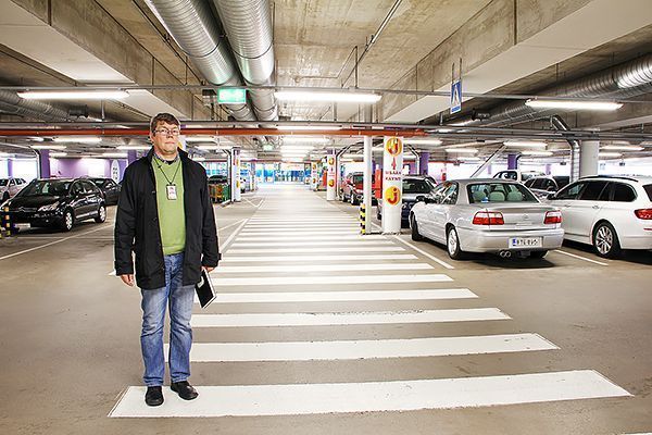 Skandinavian suurin LED-valoputkiasennus - Kauppakeskus Jumbon parkkihalli