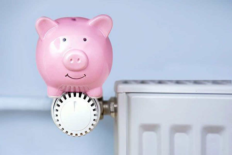 Säästöpossu lämpöpatterin termostaatin päällä