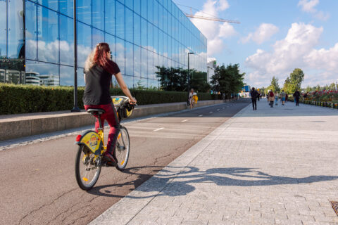 Pyöräilijä ajaa pyörätiellä Helsingissä, Kansalaistorilla.