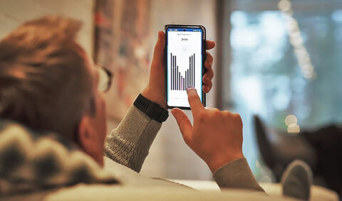 Mies tutkii energiankulutusta kännykällä