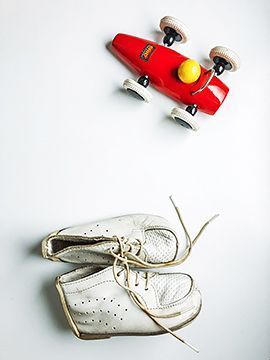 Leikkiauto ja lapsen kengät