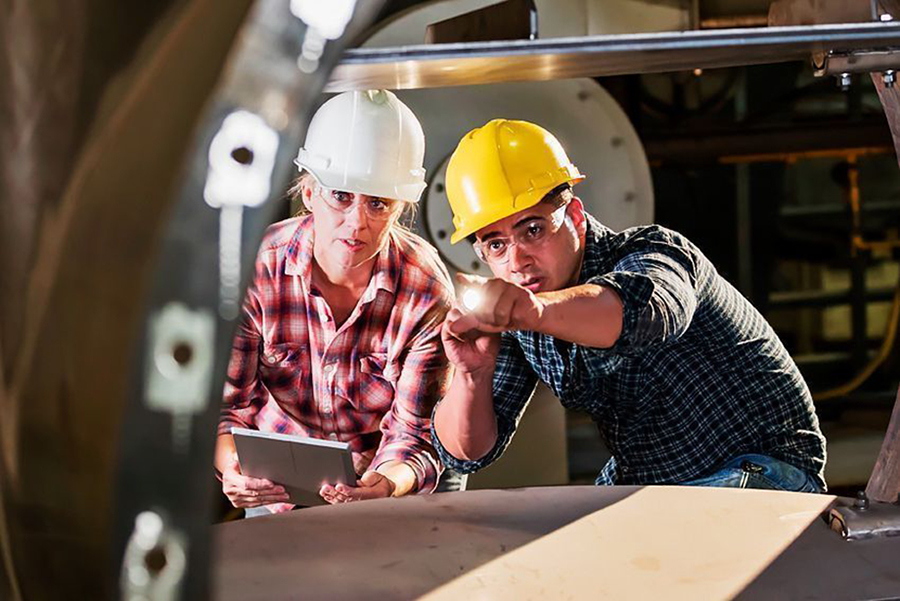 Nainen_ja_Mies_teollisuuslaitoksessa