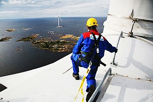Asentaja tuulivoimalan huipulla. Asentaja tuulivoimalan huipulla