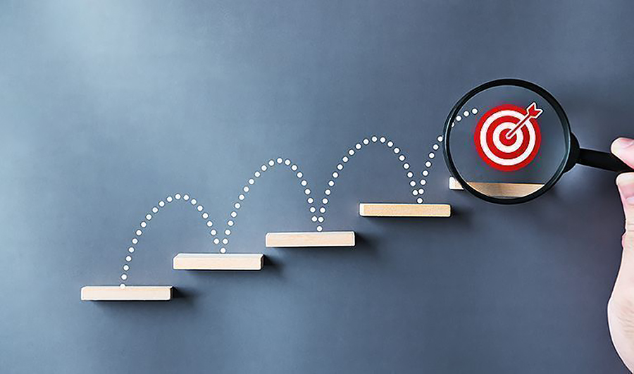 Askelmat maalitaulu ja suurennuslasi