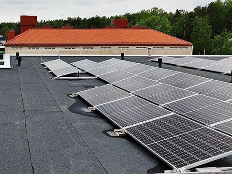 Aurinkopaneelit talon katolla