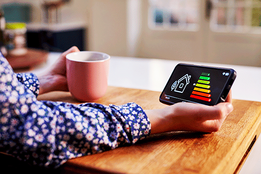 Energiamerkintä kännykän näytöllä – iStock