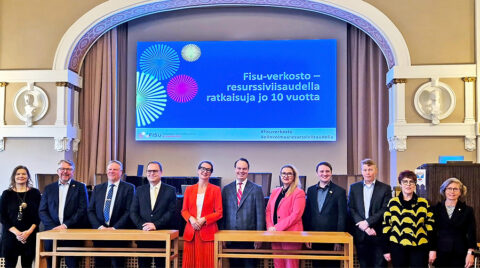 Fisu-verkoston-10-vuotisjuhlaan-osallistujia