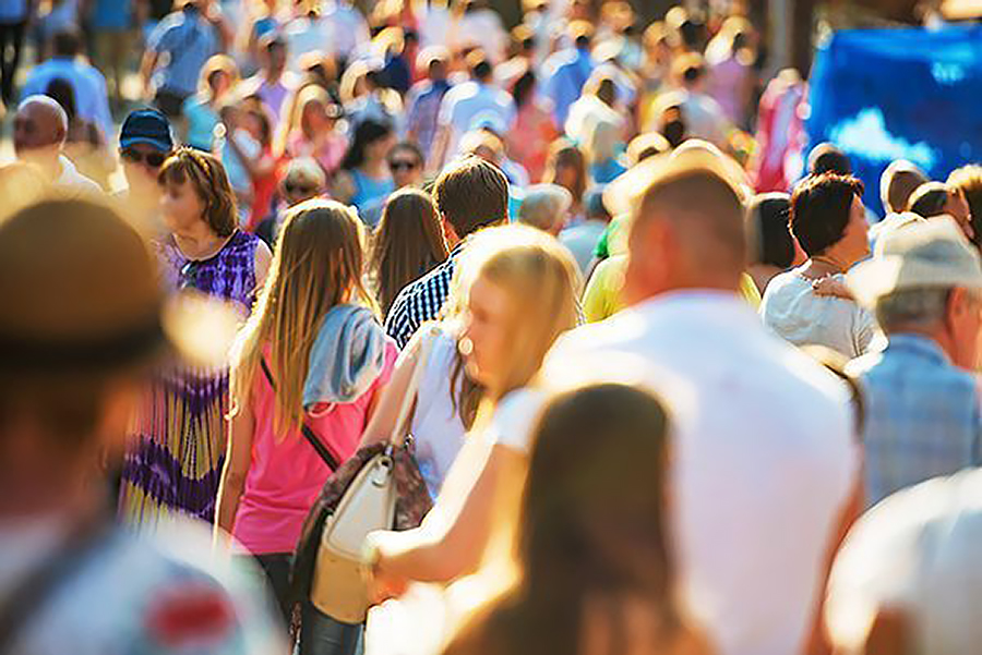 Ihmisiä katuvilinässä