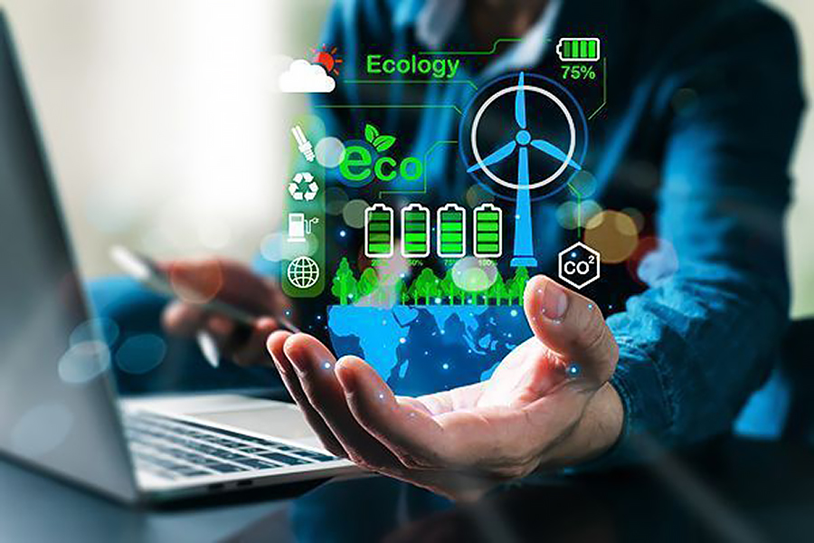 Mies kannettavan koneen ääressä uusiutuvan energian kuvakkeita avokämmennellä