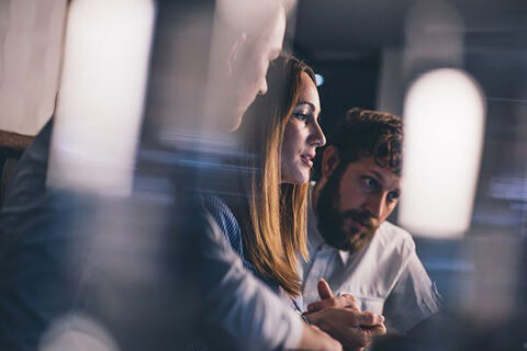 Nainen ja kaks -miestä palaverissa