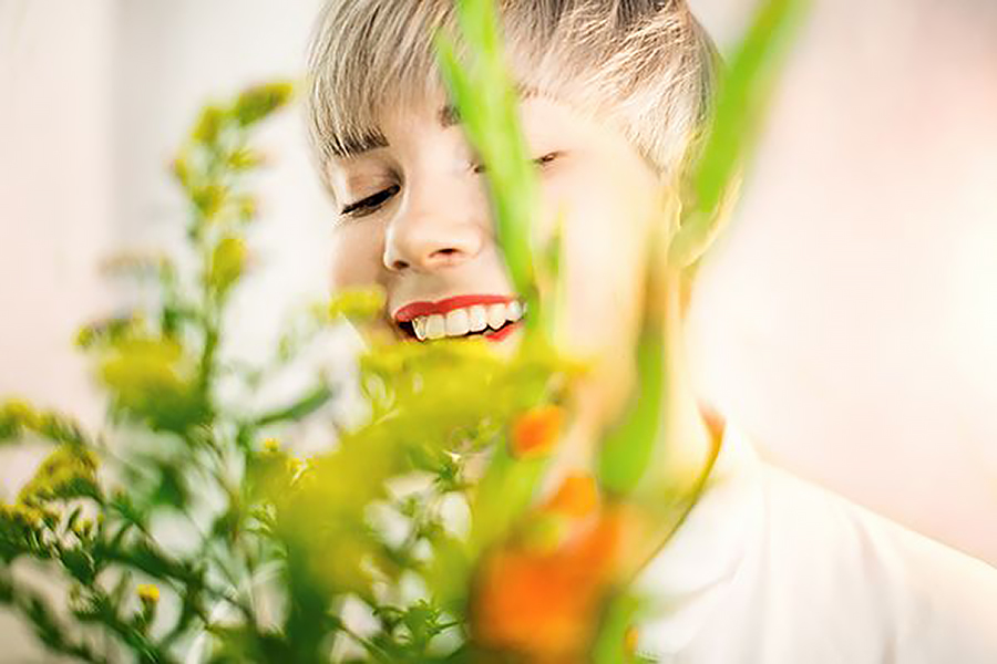 Nainen hoitaa kukkia