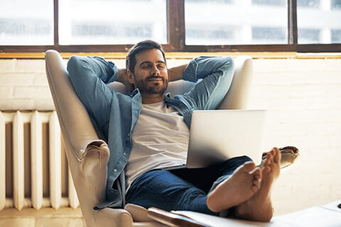 Nuori mies istuu nojatuolissa