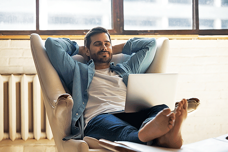 Nuori mies istuu nojatuolissa