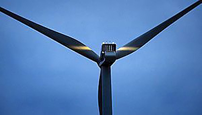 Tuulivoimalan lavat heijastavat valoa