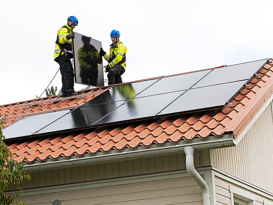 Aurinkopaneelien asennus pinetalon katolle