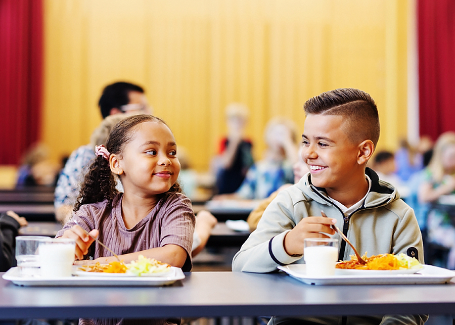 Lapset kouluruokailussa