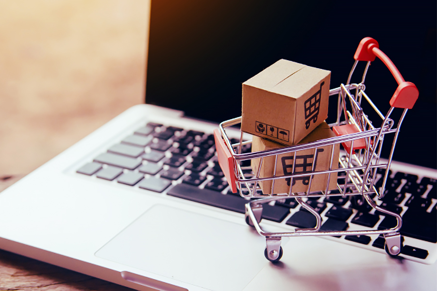 Ostoskärryn pienoismalli läppärin näppäimistön päällä