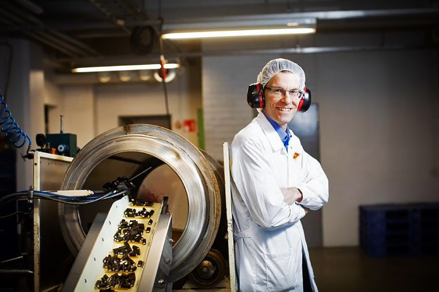 Halvan tuotantopäällikkö Samu Ylijoki lakritsituotantolinjan ääressä