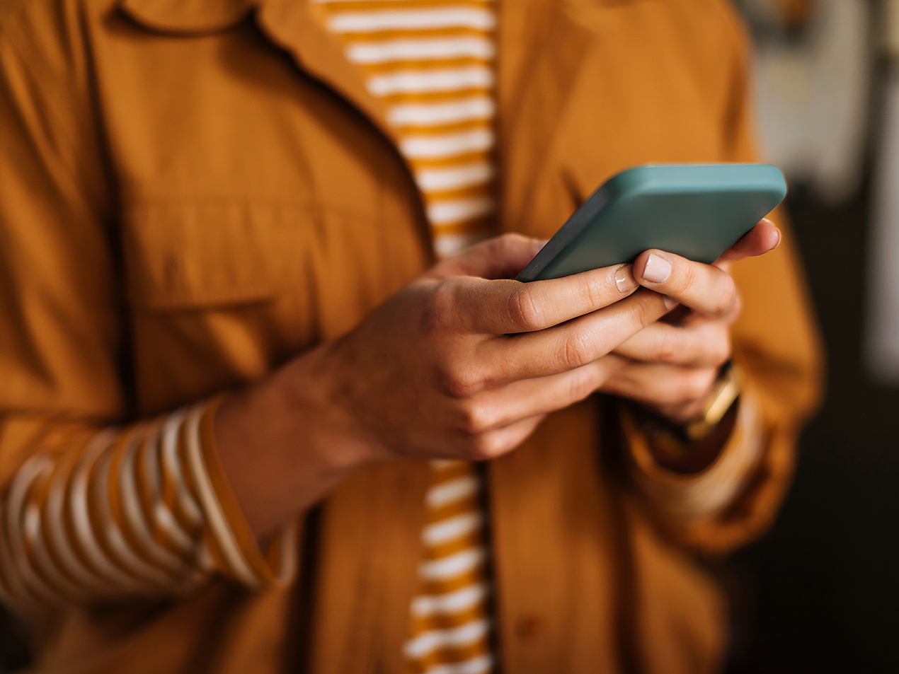 Henkilö etsii tietoa puhelimella – iStock