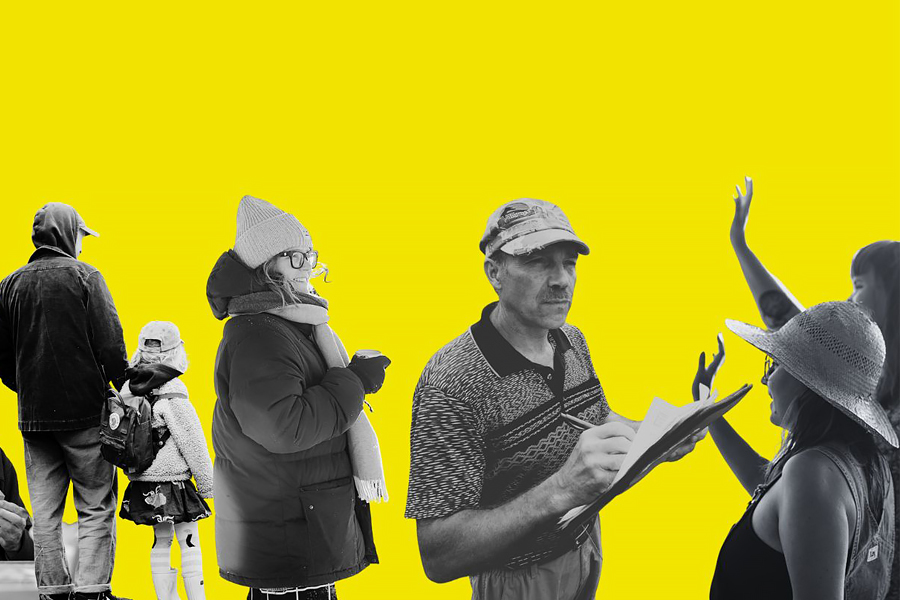 Ihmisiä seisomassa keltaisen tausta edessä