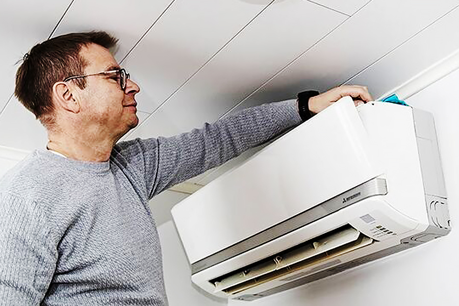 Ilmalämpäpumpun keskusyksikön puhditus