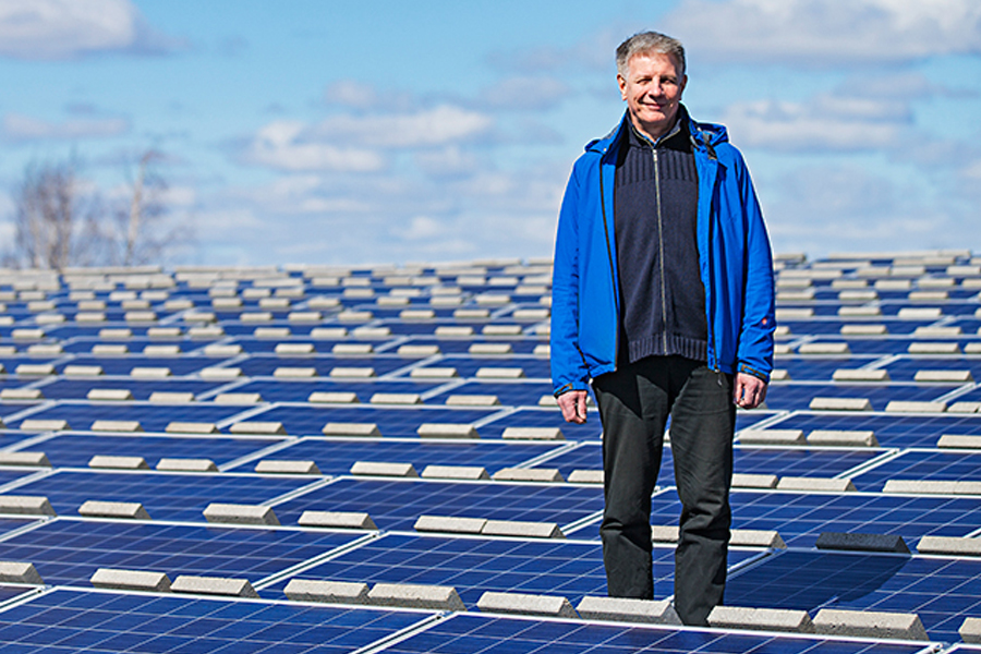 Jyväskylän Tilapalvelun energia asiantuntija Tero Hirvelä Palokan yhtenäiskoulun katolla