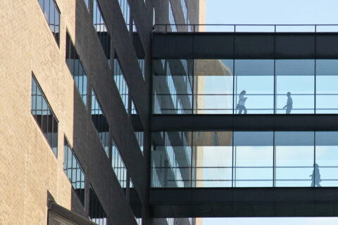 Kerrostalojen välinen kävelysilta-–-iStock