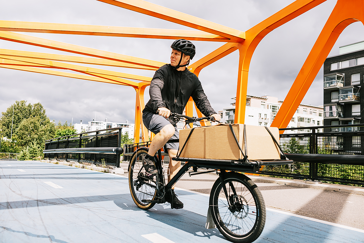 Mies tavarapyörän selässä