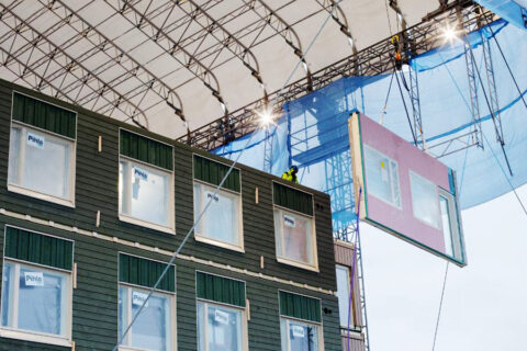 Seinäelementtiä nostetaan paikalleen talotyömaalla