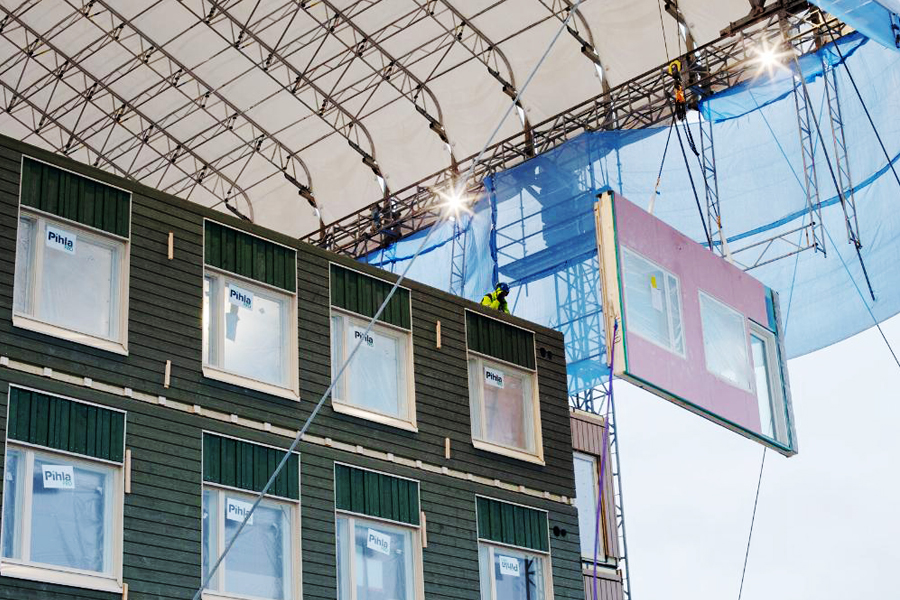 Seinäelementtiä nostetaan paikalleen talotyömaalla