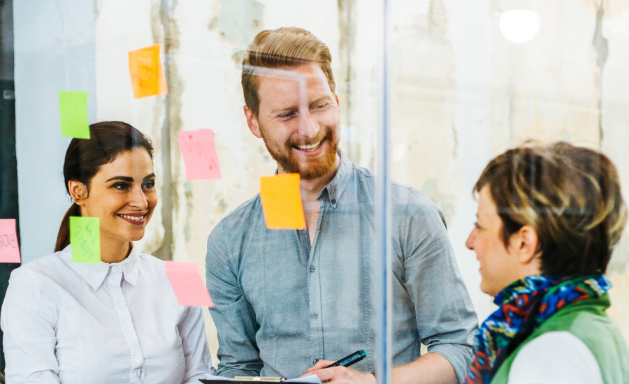 Kolmen hengen palaveri kokoushuoneessa