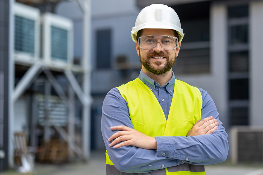 Mies seisoo suojavarusteissa