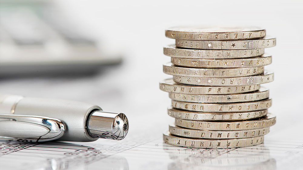 Pino kolikoita ja mustekynä