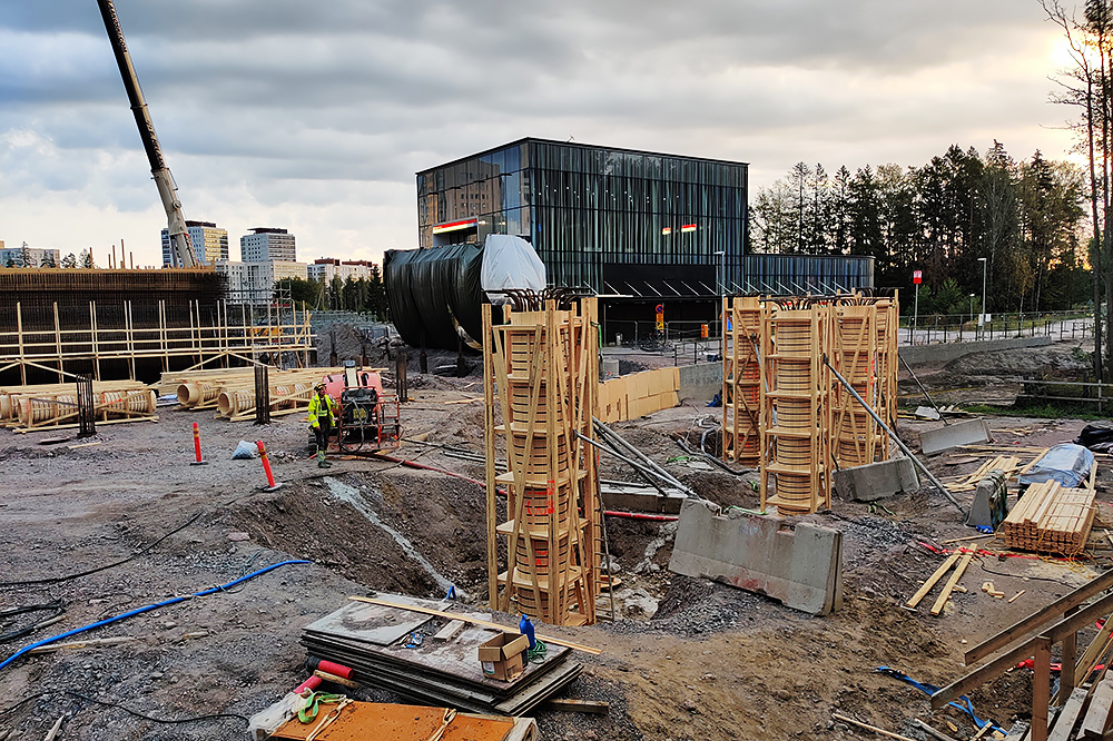 Rakennustyömaa – Uuden tien rakentaminen kaupunkiympäristössä – iStock