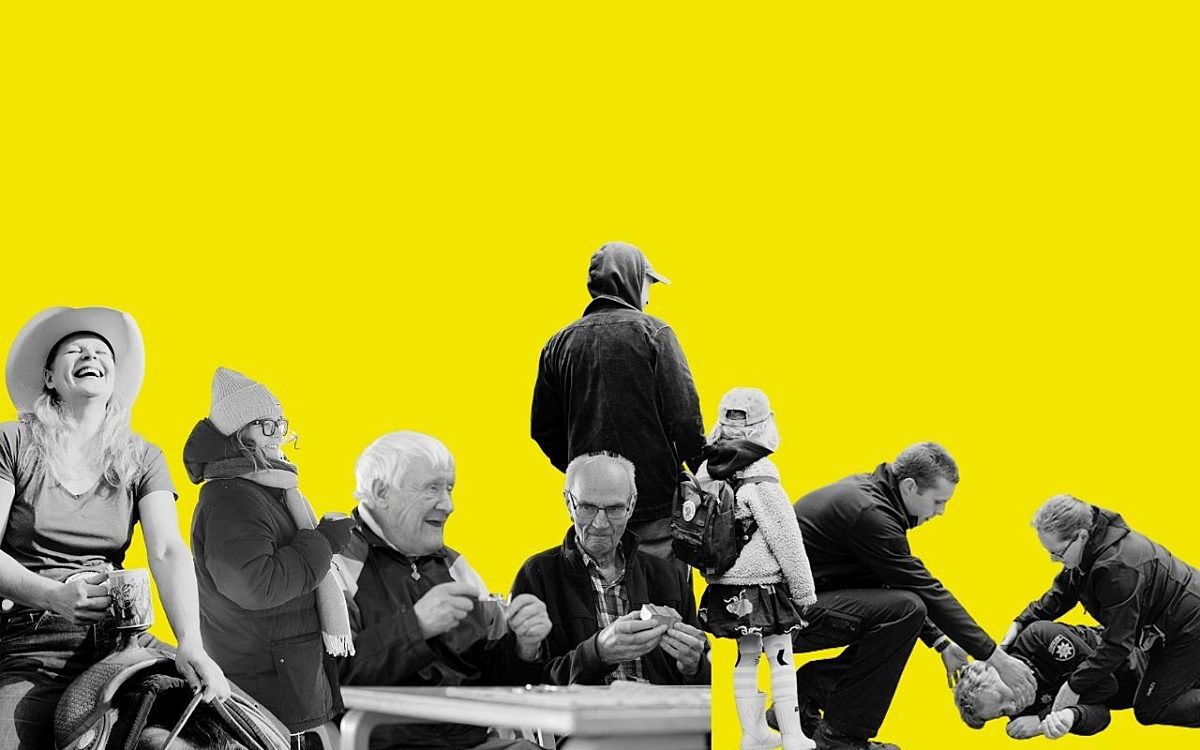 Joukko ihmisiä keltaisen taustan edessä