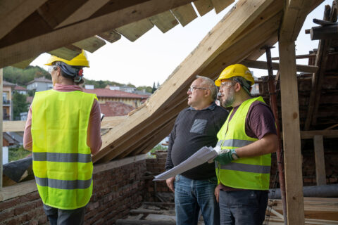 Pientalon rakennustyömaalla tarvitaan monen alan ammattilaisia.