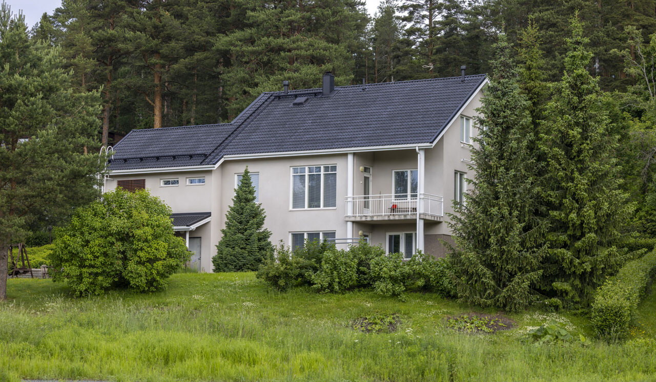 Uuden omakotitalon rakentaja tekee suuria energiankäyttöön ja asumiskuluihin liittyviä ratkaisuja jo suunnitteluvaiheessa.