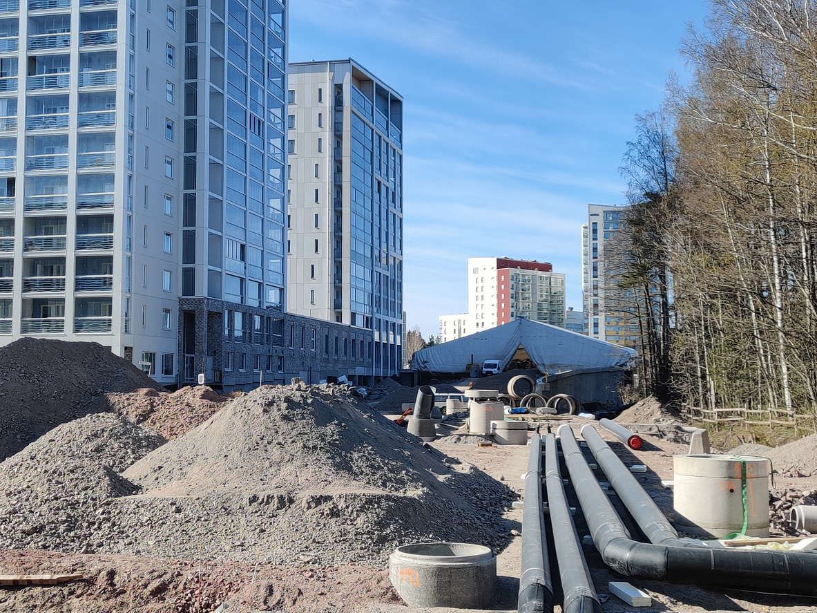 Maa- ja kiviaineskasoja ja putkistoja tieinfrastruktuurihankkeen työmaalla Espoossa.
